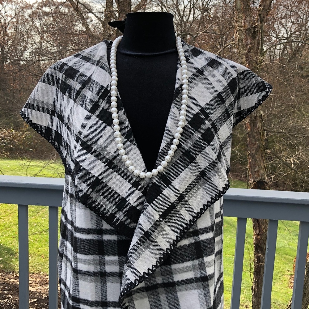 Mud Pie   Woman’s light weight cape vest